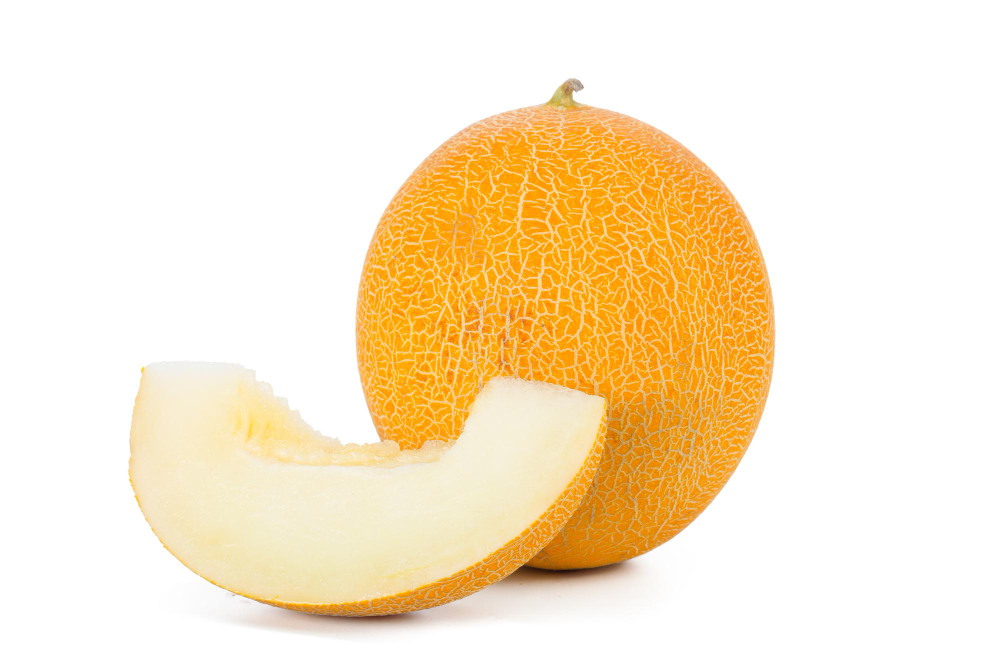 El melón, especialmente el cantalupo o el honeydew, es perfecto para crear juguetes más grandes o para tallar formas específicas. Su pulpa es suave y fácil de trabajar. Consejo: Usa un melón pequeño y córtalo con cuidado para evitar que se deshaga.