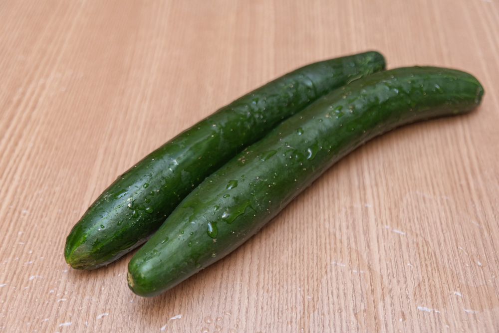 Aunque técnicamente es un vegetal, el pepino es una opción estrella. Es firme, liso y fácil de tallar. Puedes cortarlo a la longitud y grosor que prefieras. Consejo: Pela la piel si es muy gruesa para evitar texturas incómodas.